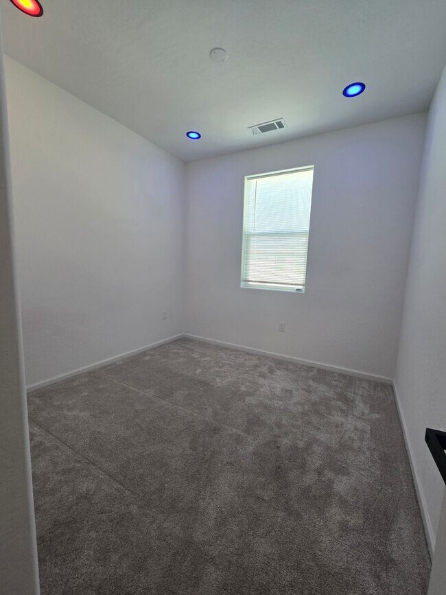 Building Photo - 1057 Buena Vis Ln