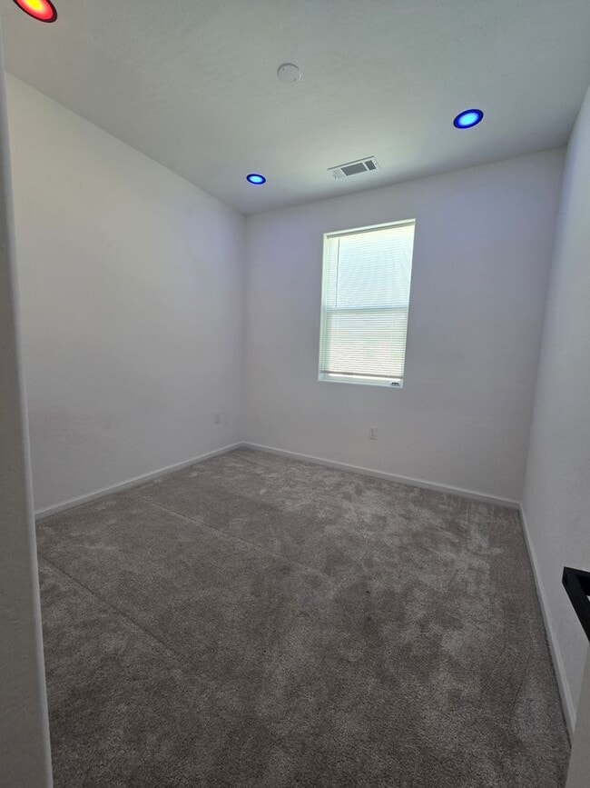 Building Photo - 3 BR 2.5 BA Available Now