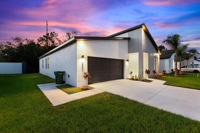 Building Photo - 302 Royal Palm Wy