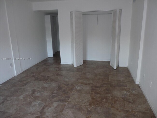 Building Photo - 14601 N Kendall Dr