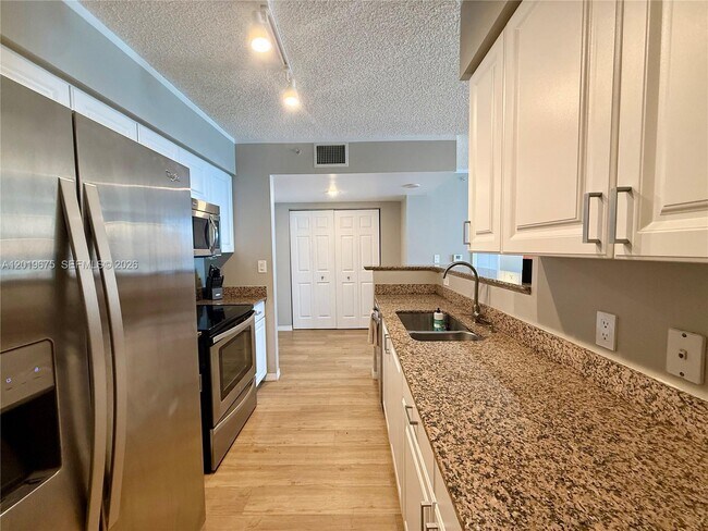 Building Photo - 1155 Brickell Bay Dr