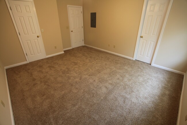 Building Photo - Duplex in Auburn - Available August!