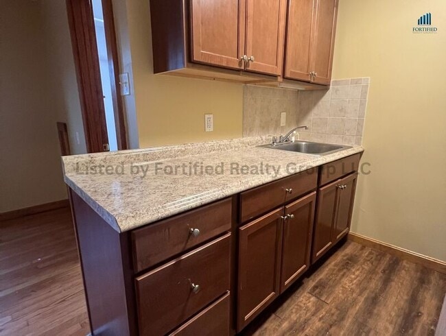 Building Photo - 106 Tuttle St