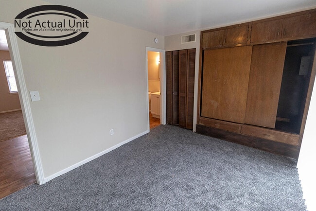 Building Photo - 704 W Cunningham Dr