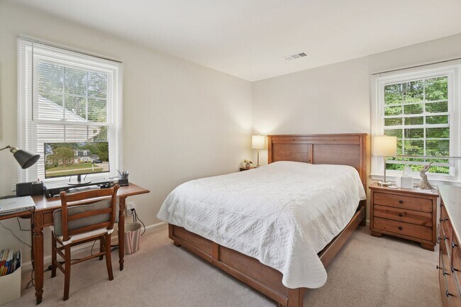 Building Photo - ocated in a sought-after community with to...