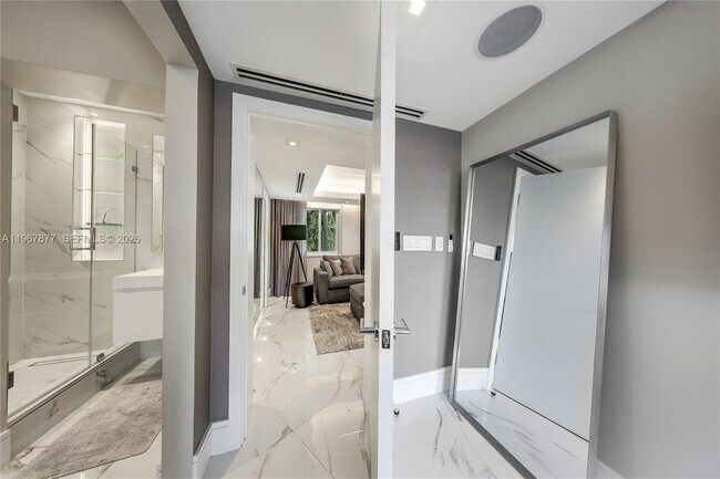 Building Photo - 10190 Collins Ave