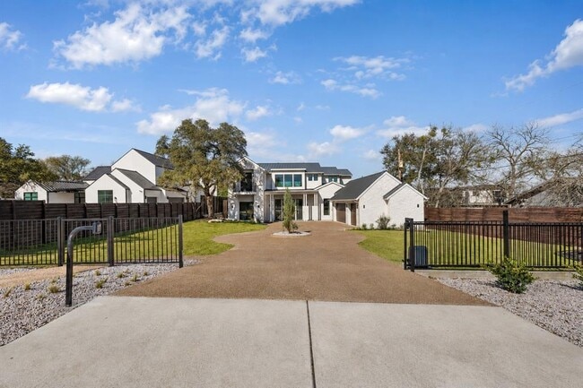 Building Photo - 6102 Forest Hills Dr