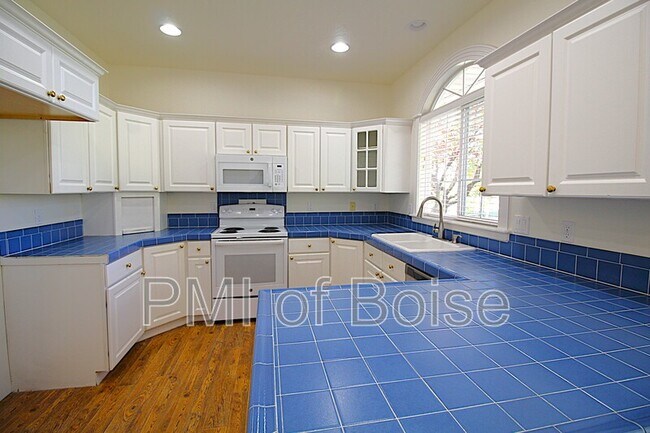 Building Photo - 85 S Linder Rd