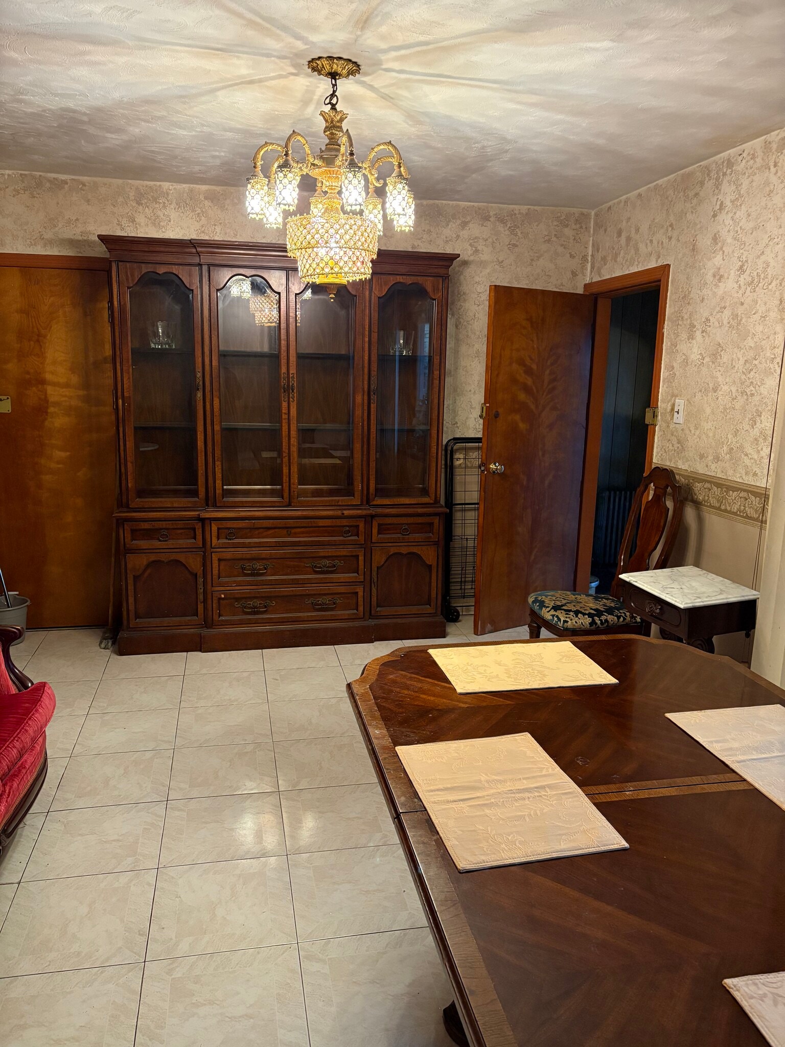 Living room - 752 E 88th St