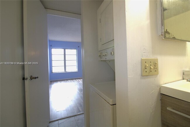 Building Photo - 4168 Inverrary Dr