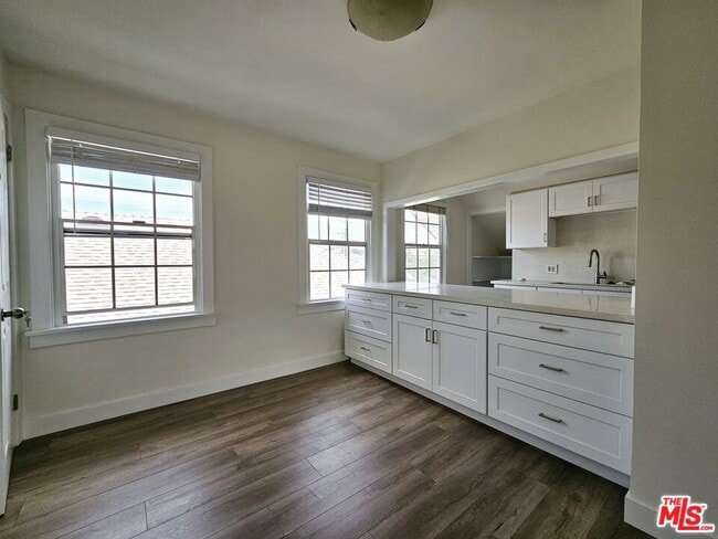 Building Photo - 138 N Kingsley Dr