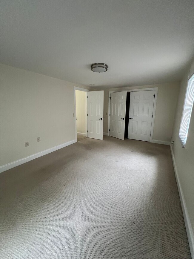 Building Photo - 3 Bed, 1.5 Bath Near U of R, Strong & Coll...