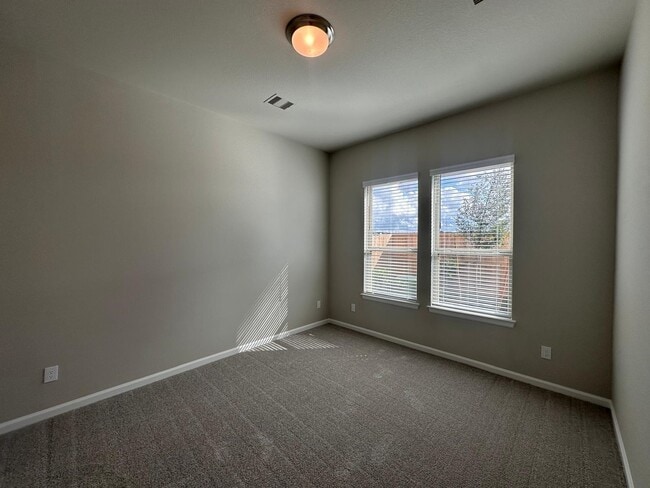 Building Photo - 6030 Cottontail Ln