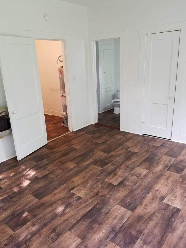 Building Photo - 1 bedroom 1 bath duplex