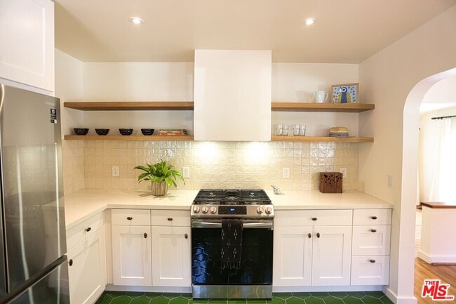 Building Photo - 2256 Silver Ridge Ave