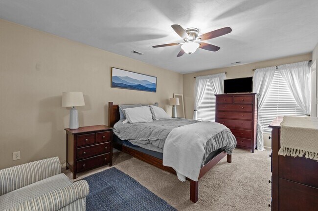 Building Photo - Spacious 4-Bed, 3-Bath Home in Virginia Beach!