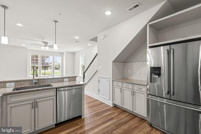 Building Photo - 7131 Beaumont Place