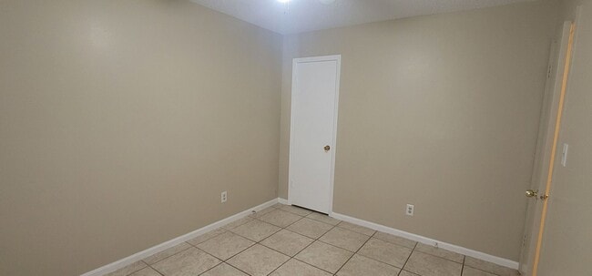 Building Photo - CHARMING SE 3/1.5 w/ Garage, Washer/Dryer, Large Privacy Fenced Yard, & Tile Floors Throughout! A...