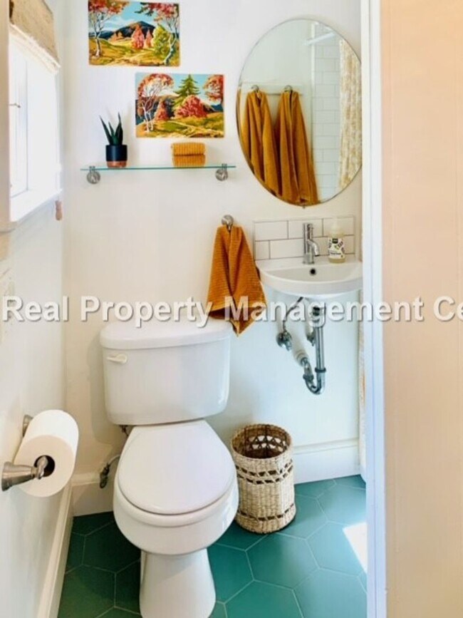 Building Photo - AVAILABLE NOVEMBER - Unfurnished 1 Bed / 1...