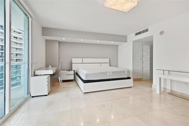 Building Photo - 1800 N Bayshore Dr