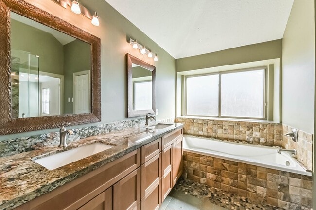 Building Photo - 2533 Potomac Dr