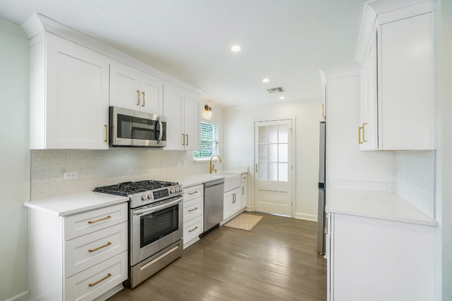 Building Photo - 555 Honore Dr