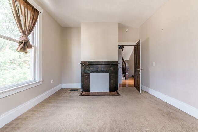 Building Photo - AVAILABLE AUGUST 2026 - Unique 3 Bedroom + den w/ Central AC in the South Side Slopes!