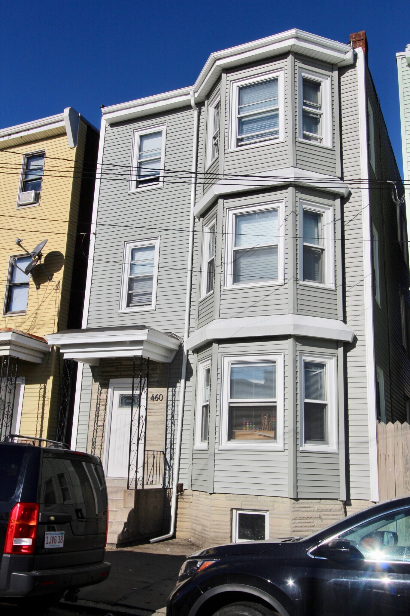 Building Photo - 460 Saratoga St