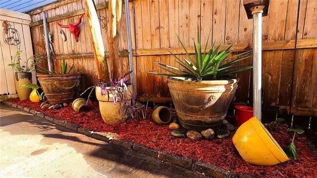 Building Photo - 611 Lyons St