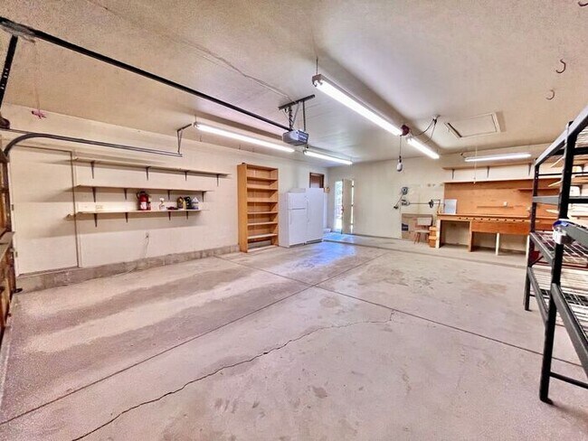 Building Photo - Spacious 4bed/ 3 bath Two Story with Finis...