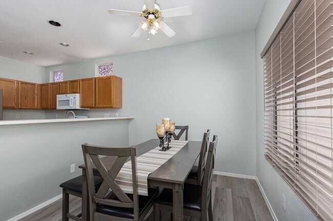 Building Photo - 3 bedroom home located near 215 Freeway and shopping.