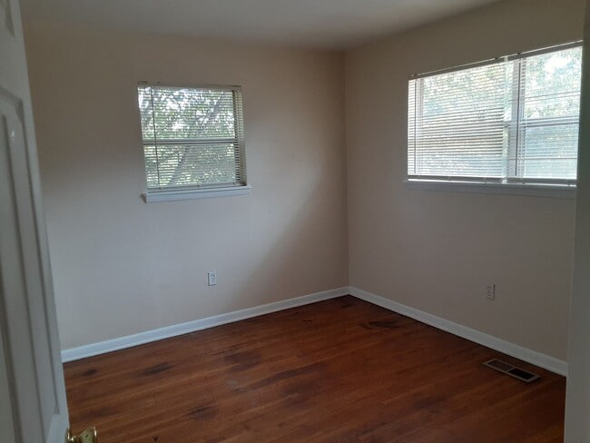 Building Photo - 4 Bedroom Home