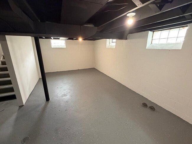 Building Photo - 3 Bedroom Renovated Ranch