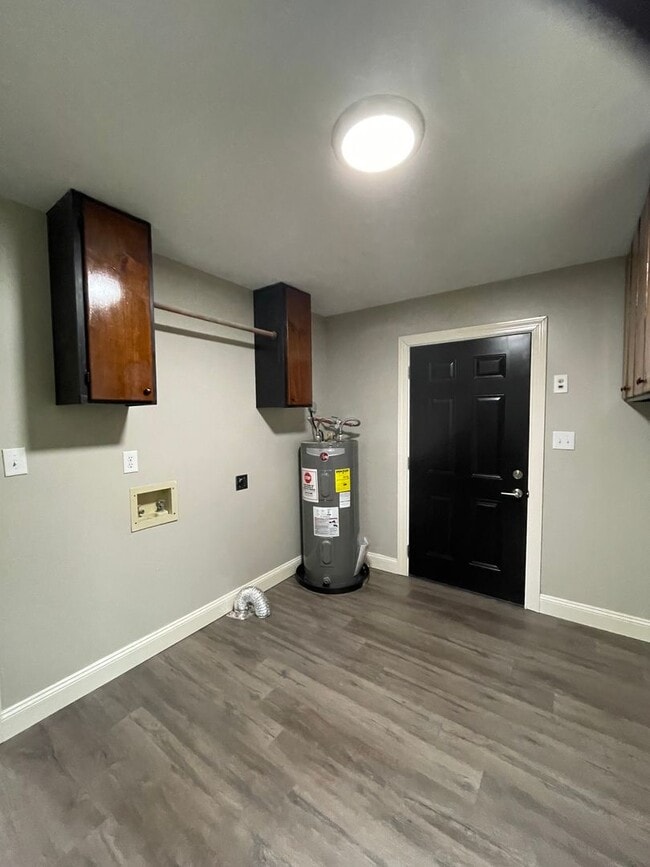 Building Photo - Newly Renovated Home