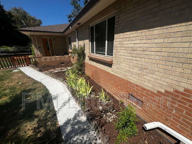 Building Photo - 2487 S Corona St