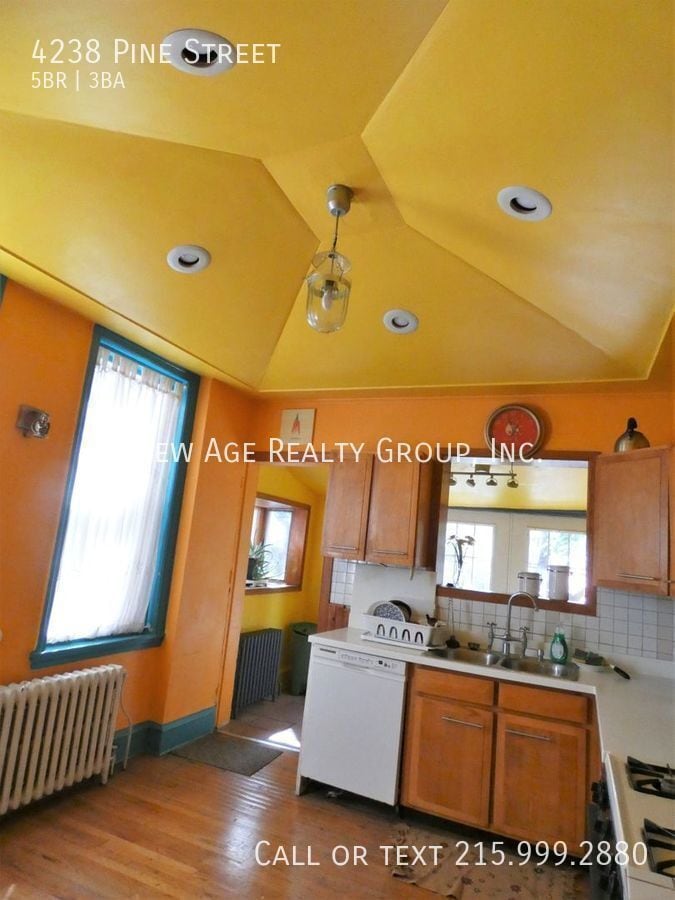 Building Photo - 4238 Pine St