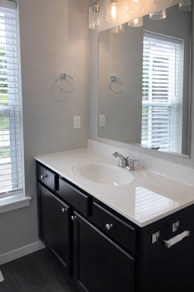 Building Photo - Spacious 3BR / 2.5BA Townhome with Private Rooftop Retreat