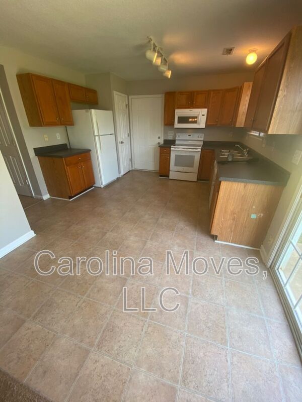 Building Photo - 204 Reidville Rd