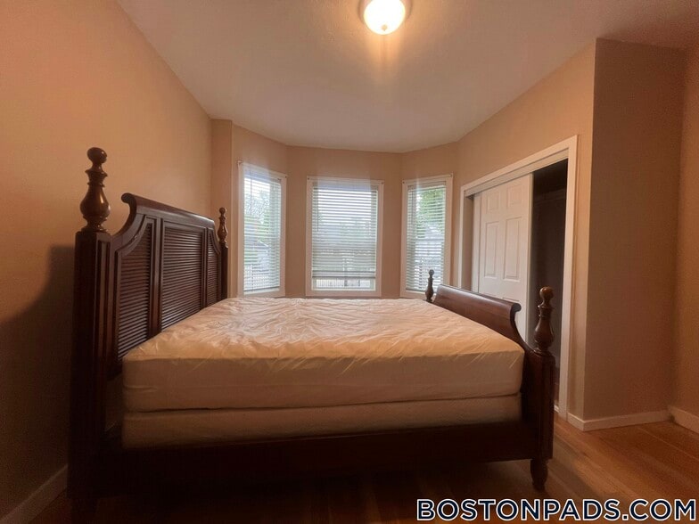 Building Photo - 816 River St