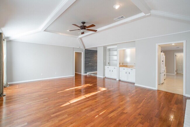 Building Photo - 19 Lancelot Ln