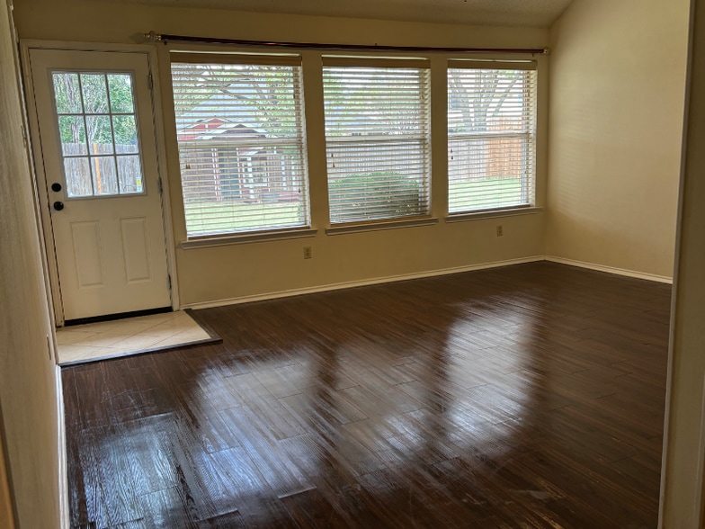 Building Photo - 2202 Bowie Ln