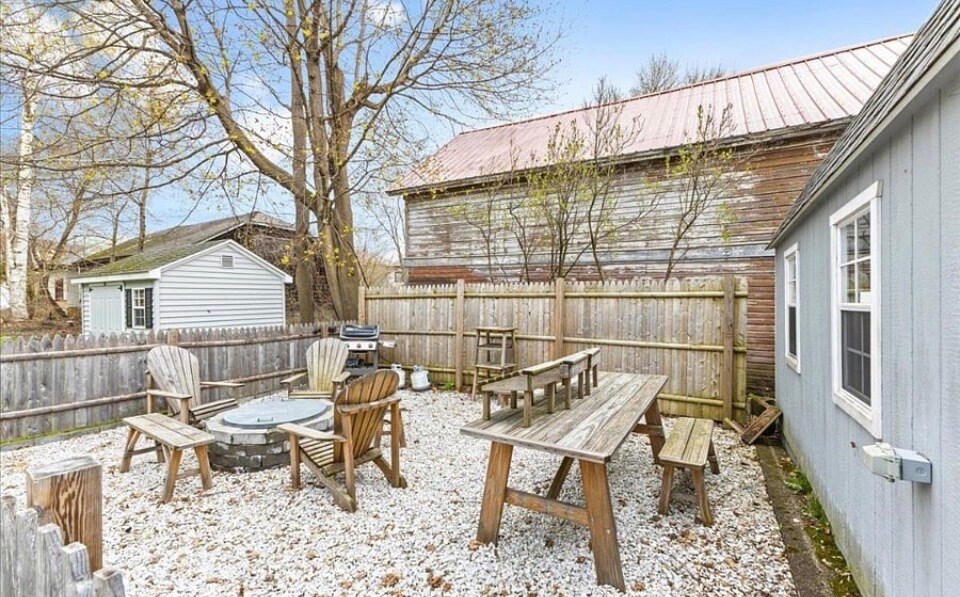 Shared firepit - 20 Mansfield Pl