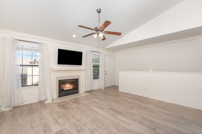 Building Photo - 8750 Park Ln