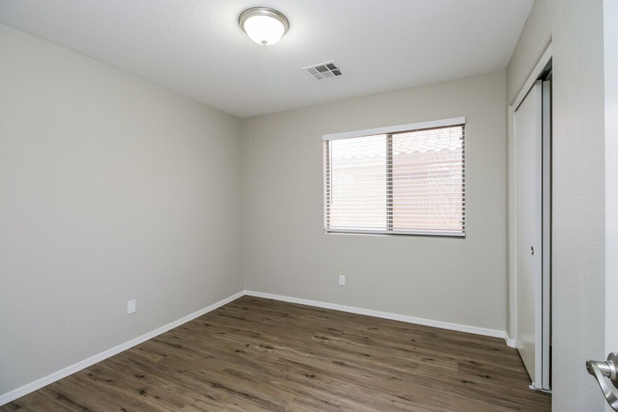 Building Photo - 973 E Yuma Ave