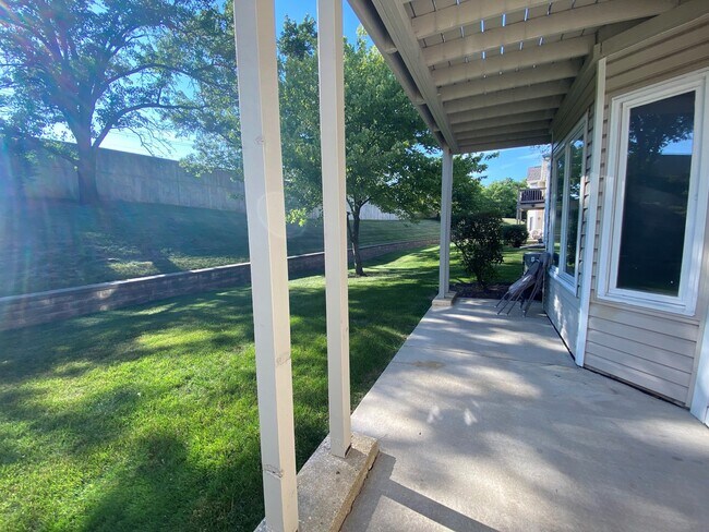 Building Photo - 1874 Fox Run Dr
