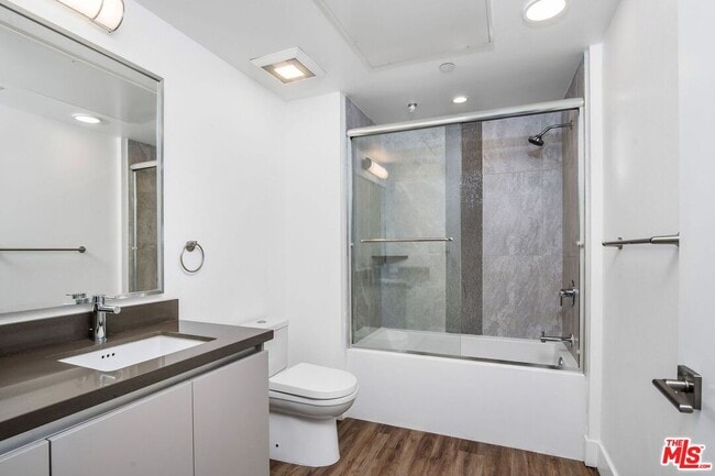 Building Photo - 453 S Kenmore Ave