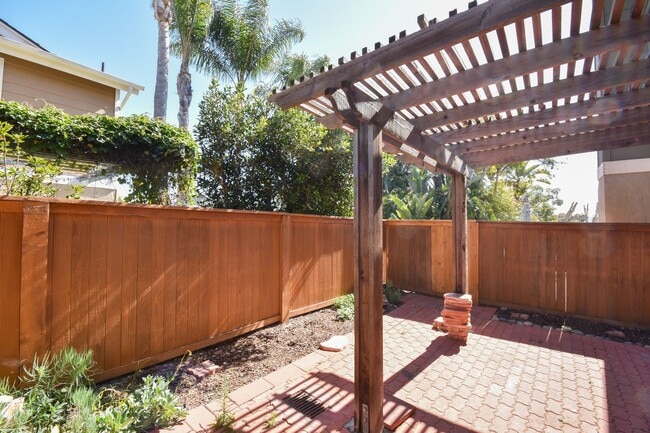 Building Photo - Beautiful 4 Br 2.5 bath Townhome in Calavera Hills!