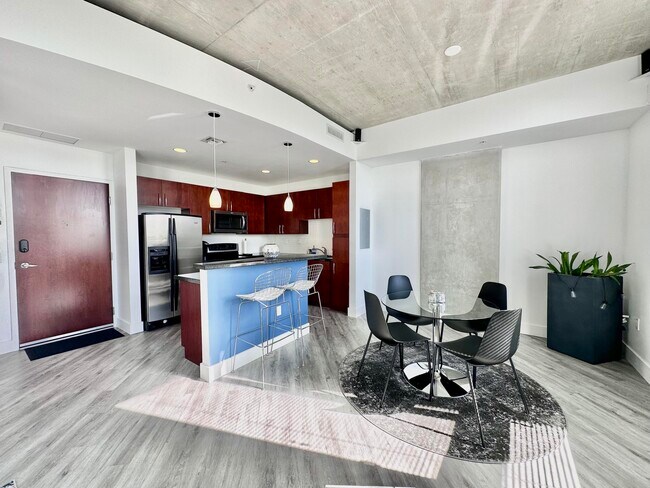 Building Photo - 300 S Australian Ave