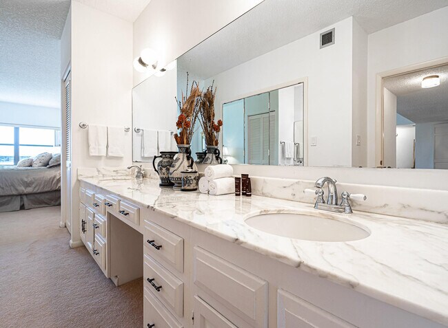 Building Photo - 5000 N Ocean Blvd