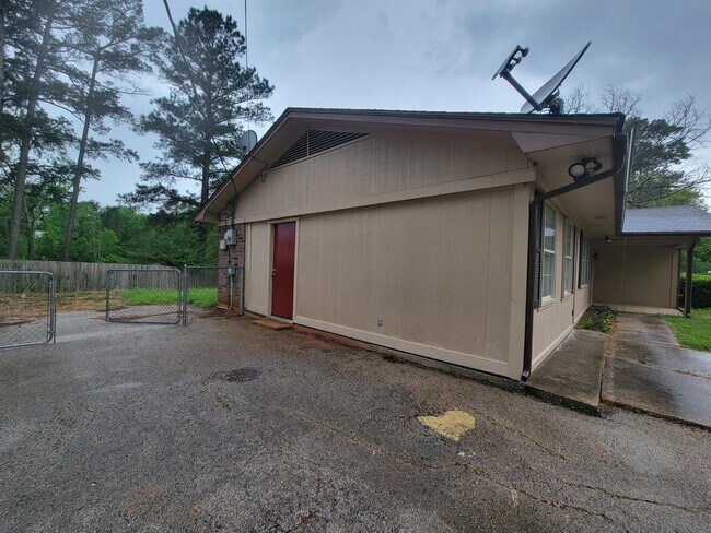 Building Photo - 10556 Rolling Pines Dr
